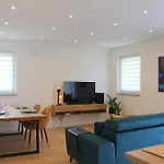 Grosses Mit Kueche, Dusche, Badewanne, Balkon, Parkplatz Vor Dem Haus, Ruhig Gelegen, Ada4 Appartement