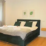 Grosses Mit Kueche, Dusche, Badewanne, Balkon, Parkplatz Vor Dem Haus, Ruhig Gelegen, Ada4 Appartement