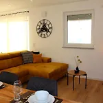 Grosses Mit Kueche, Dusche, Badewanne, Balkon, Parkplatz Vor Dem Haus, Ruhig Gelegen, Ada4 * Kulmbach