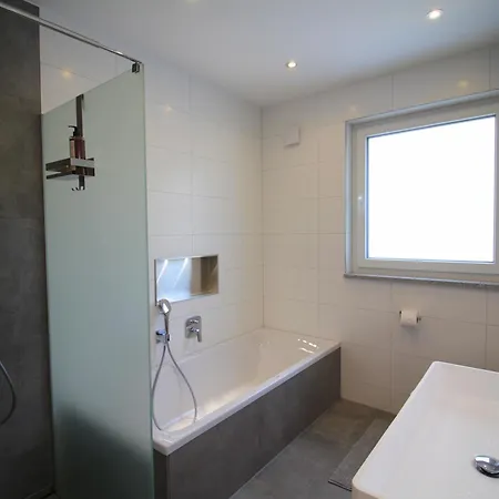 Grosses Mit Kueche, Dusche, Badewanne, Balkon, Parkplatz Vor Dem Haus, Ruhig Gelegen, Ada4