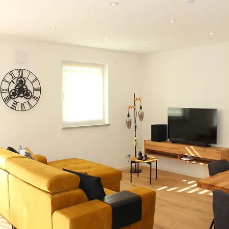 アパート Grosses Mit Kueche, Dusche, Badewanne, Balkon, Parkplatz Vor Dem Haus, Ruhig Gelegen, Ada4