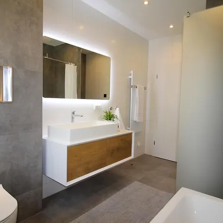 Grosses Mit Kueche, Dusche, Badewanne, Balkon, Parkplatz Vor Dem Haus, Ruhig Gelegen, Ada4