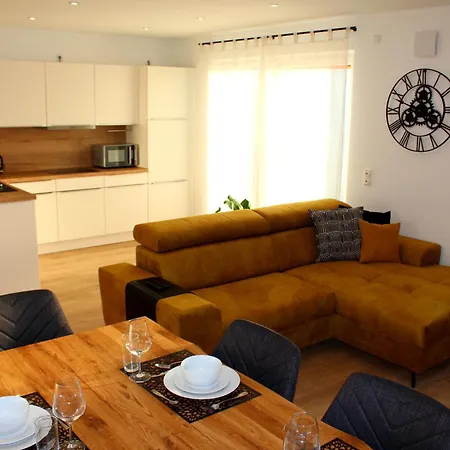 Grosses Mit Kueche, Dusche, Badewanne, Balkon, Parkplatz Vor Dem Haus, Ruhig Gelegen, Ada4 *