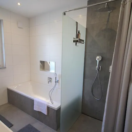 Grosses Mit Kueche, Dusche, Badewanne, Balkon, Parkplatz Vor Dem Haus, Ruhig Gelegen, Ada4 クルムバッハ