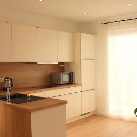 Grosses Mit Kueche, Dusche, Badewanne, Balkon, Parkplatz Vor Dem Haus, Ruhig Gelegen, Ada4 *