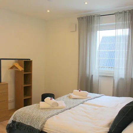 Grosses Mit Kueche, Dusche, Badewanne, Balkon, Parkplatz Vor Dem Haus, Ruhig Gelegen, Ada4