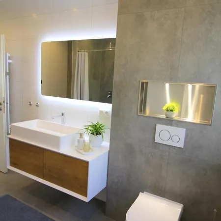 アパート Grosses Mit Kueche, Dusche, Badewanne, Balkon, Parkplatz Vor Dem Haus, Ruhig Gelegen, Ada4 *