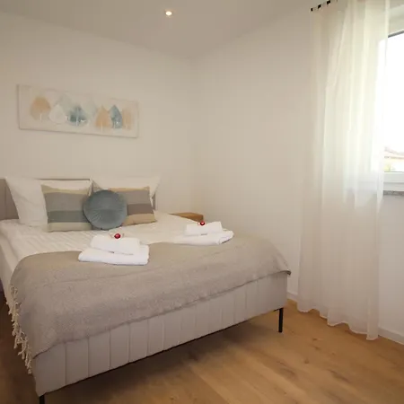 Grosses Mit Kueche, Dusche, Badewanne, Balkon, Parkplatz Vor Dem Haus, Ruhig Gelegen, Ada4 アパート