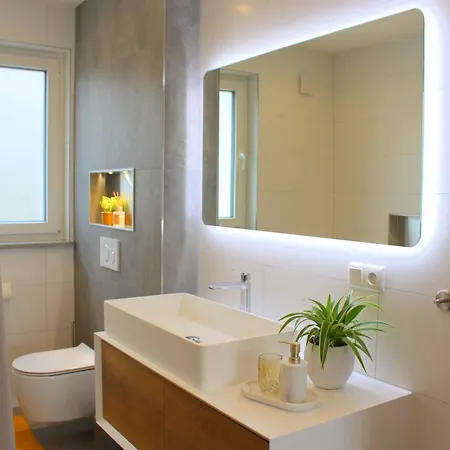 Grosses Mit Kueche, Dusche, Badewanne, Balkon, Parkplatz Vor Dem Haus, Ruhig Gelegen, Ada4 *