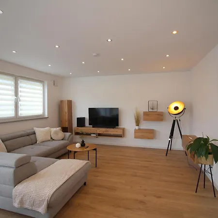 Grosses Mit Kueche, Dusche, Badewanne, Balkon, Parkplatz Vor Dem Haus, Ruhig Gelegen, Ada4 *