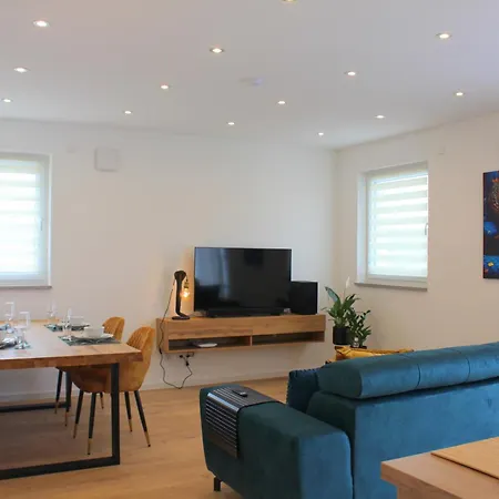 Grosses Mit Kueche, Dusche, Badewanne, Balkon, Parkplatz Vor Dem Haus, Ruhig Gelegen, Ada4 アパート