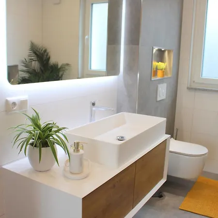 アパート Grosses Mit Kueche, Dusche, Badewanne, Balkon, Parkplatz Vor Dem Haus, Ruhig Gelegen, Ada4 *