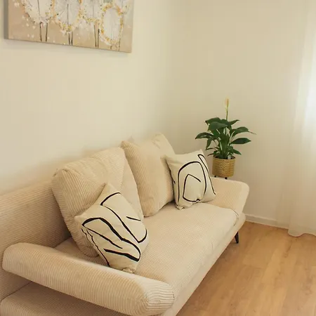 Grosses Mit Kueche, Dusche, Badewanne, Balkon, Parkplatz Vor Dem Haus, Ruhig Gelegen, Ada4 *