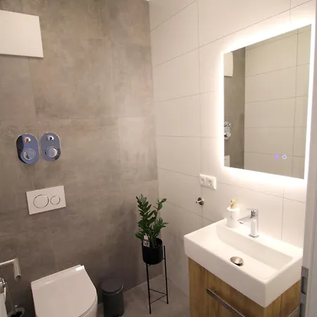 Grosses Mit Kueche, Dusche, Badewanne, Balkon, Parkplatz Vor Dem Haus, Ruhig Gelegen, Ada4 クルムバッハ