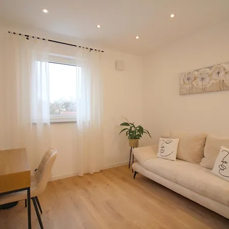 Grosses Mit Kueche, Dusche, Badewanne, Balkon, Parkplatz Vor Dem Haus, Ruhig Gelegen, Ada4 クルムバッハ