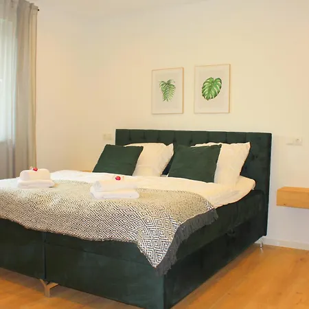 Grosses Mit Kueche, Dusche, Badewanne, Balkon, Parkplatz Vor Dem Haus, Ruhig Gelegen, Ada4 アパート