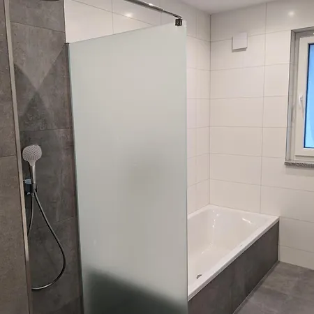 Grosses Mit Kueche, Dusche, Badewanne, Balkon, Parkplatz Vor Dem Haus, Ruhig Gelegen, Ada4 アパート