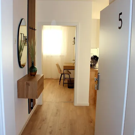 Grosses Mit Kueche, Dusche, Badewanne, Balkon, Parkplatz Vor Dem Haus, Ruhig Gelegen, Ada4 * クルムバッハ