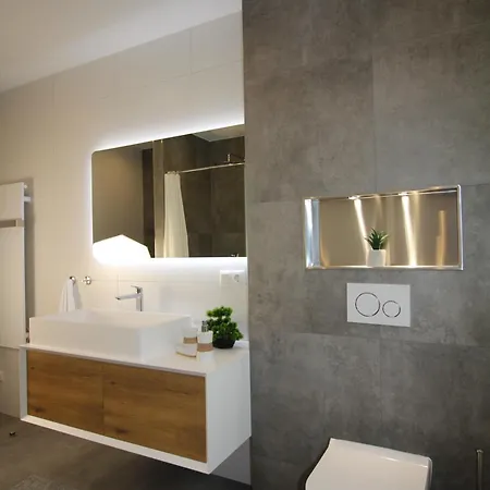 Grosses Mit Kueche, Dusche, Badewanne, Balkon, Parkplatz Vor Dem Haus, Ruhig Gelegen, Ada4 アパート クルムバッハ