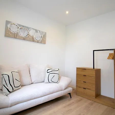 Grosses Mit Kueche, Dusche, Badewanne, Balkon, Parkplatz Vor Dem Haus, Ruhig Gelegen, Ada4 アパート *