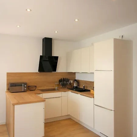 Grosses Mit Kueche, Dusche, Badewanne, Balkon, Parkplatz Vor Dem Haus, Ruhig Gelegen, Ada4 * クルムバッハ