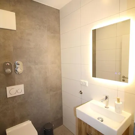 Grosses Mit Kueche, Dusche, Badewanne, Balkon, Parkplatz Vor Dem Haus, Ruhig Gelegen, Ada4 クルムバッハ