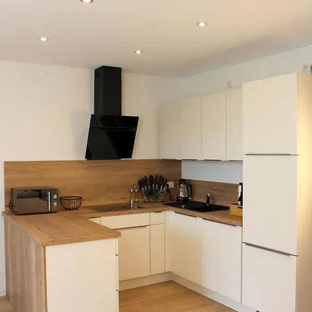 Grosses Mit Kueche, Dusche, Badewanne, Balkon, Parkplatz Vor Dem Haus, Ruhig Gelegen, Ada4 アパート *