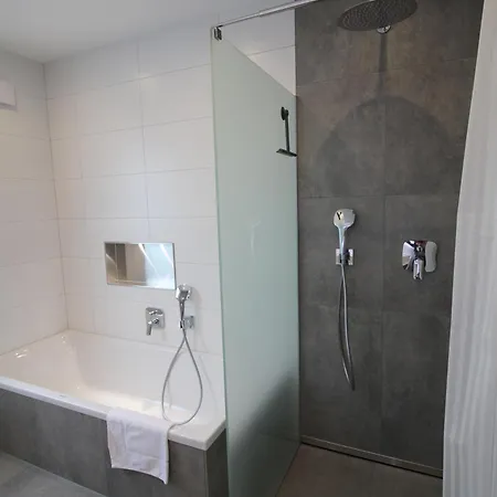 Grosses Mit Kueche, Dusche, Badewanne, Balkon, Parkplatz Vor Dem Haus, Ruhig Gelegen, Ada4 アパート クルムバッハ