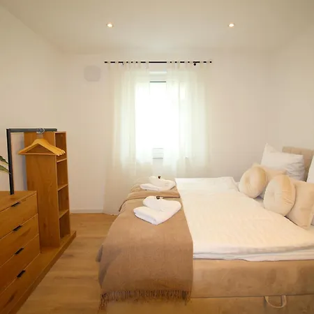 Grosses Mit Kueche, Dusche, Badewanne, Balkon, Parkplatz Vor Dem Haus, Ruhig Gelegen, Ada4 Kulmbach