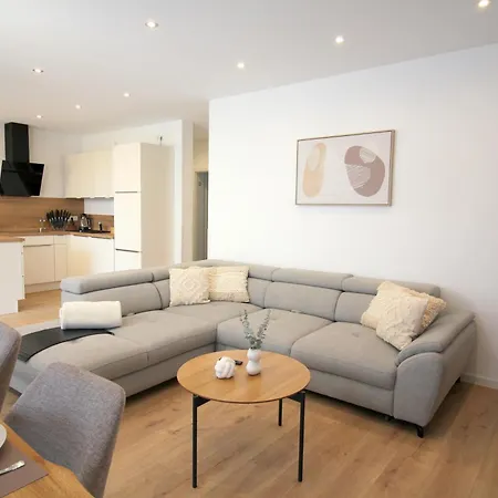 Grosses Mit Kueche, Dusche, Badewanne, Balkon, Parkplatz Vor Dem Haus, Ruhig Gelegen, Ada4 *