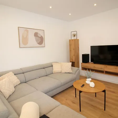 Grosses Mit Kueche, Dusche, Badewanne, Balkon, Parkplatz Vor Dem Haus, Ruhig Gelegen, Ada4