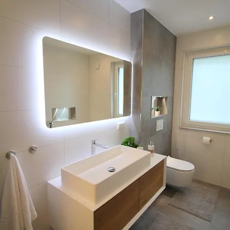 Grosses Mit Kueche, Dusche, Badewanne, Balkon, Parkplatz Vor Dem Haus, Ruhig Gelegen, Ada4 アパート *