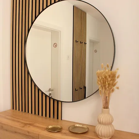 Grosses Mit Kueche, Dusche, Badewanne, Balkon, Parkplatz Vor Dem Haus, Ruhig Gelegen, Ada4 アパート *
