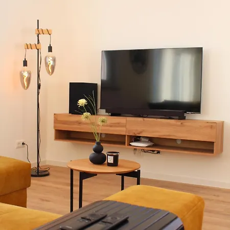 Grosses Mit Kueche, Dusche, Badewanne, Balkon, Parkplatz Vor Dem Haus, Ruhig Gelegen, Ada4