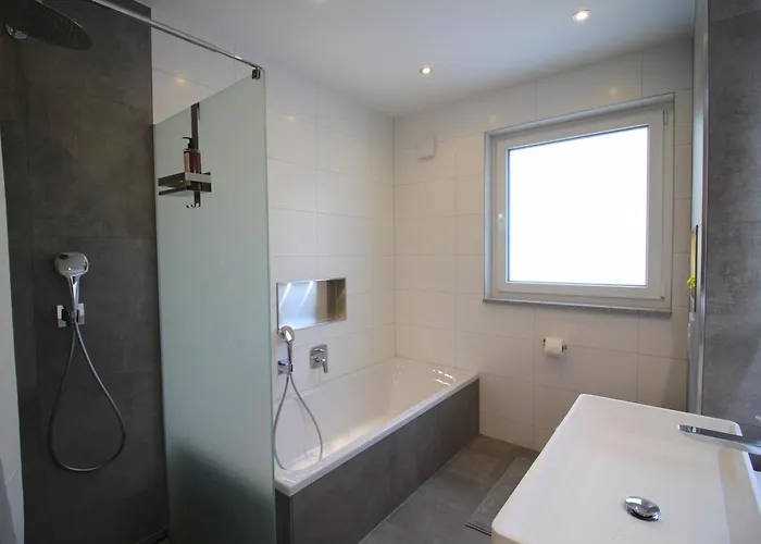 Grosses Mit Kueche, Dusche, Badewanne, Balkon, Parkplatz Vor Dem Haus, Ruhig Gelegen, Ada4