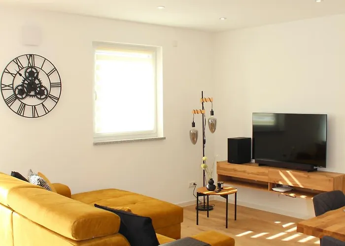 Daire Grosses Mit Kueche, Dusche, Badewanne, Balkon, Parkplatz Vor Dem Haus, Ruhig Gelegen, Ada4