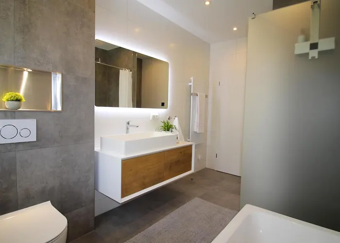 Grosses Mit Kueche, Dusche, Badewanne, Balkon, Parkplatz Vor Dem Haus, Ruhig Gelegen, Ada4