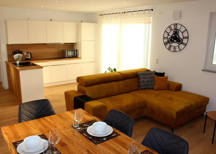 Grosses Mit Kueche, Dusche, Badewanne, Balkon, Parkplatz Vor Dem Haus, Ruhig Gelegen, Ada4 *