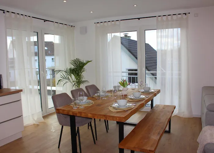 Grosses Mit Kueche, Dusche, Badewanne, Balkon, Parkplatz Vor Dem Haus, Ruhig Gelegen, Ada4 Daire