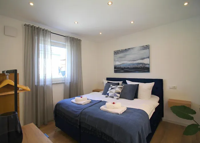 Grosses Mit Kueche, Dusche, Badewanne, Balkon, Parkplatz Vor Dem Haus, Ruhig Gelegen, Ada4