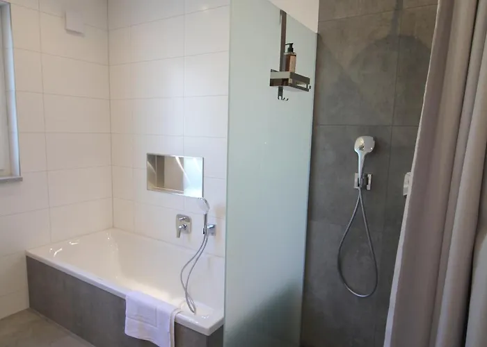 Grosses Mit Kueche, Dusche, Badewanne, Balkon, Parkplatz Vor Dem Haus, Ruhig Gelegen, Ada4 Kulmbach