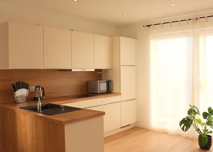 Grosses Mit Kueche, Dusche, Badewanne, Balkon, Parkplatz Vor Dem Haus, Ruhig Gelegen, Ada4 *