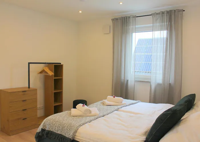 Grosses Mit Kueche, Dusche, Badewanne, Balkon, Parkplatz Vor Dem Haus, Ruhig Gelegen, Ada4
