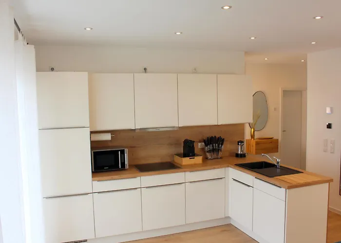 Grosses Mit Kueche, Dusche, Badewanne, Balkon, Parkplatz Vor Dem Haus, Ruhig Gelegen, Ada4 Daire *