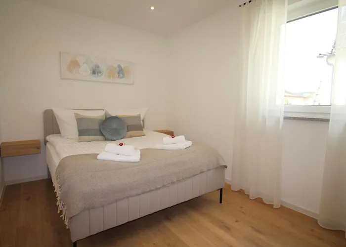 Grosses Mit Kueche, Dusche, Badewanne, Balkon, Parkplatz Vor Dem Haus, Ruhig Gelegen, Ada4 Daire