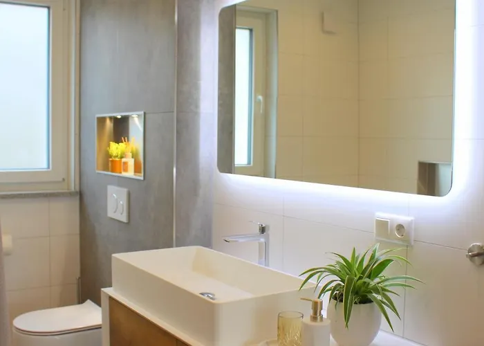 Grosses Mit Kueche, Dusche, Badewanne, Balkon, Parkplatz Vor Dem Haus, Ruhig Gelegen, Ada4 *