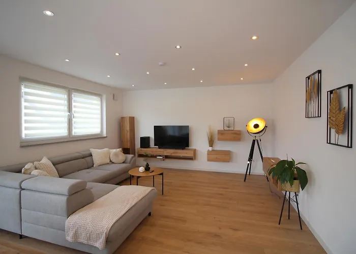 Grosses Mit Kueche, Dusche, Badewanne, Balkon, Parkplatz Vor Dem Haus, Ruhig Gelegen, Ada4 *