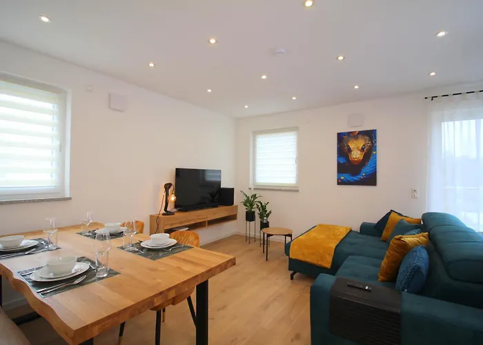 Grosses Mit Kueche, Dusche, Badewanne, Balkon, Parkplatz Vor Dem Haus, Ruhig Gelegen, Ada4