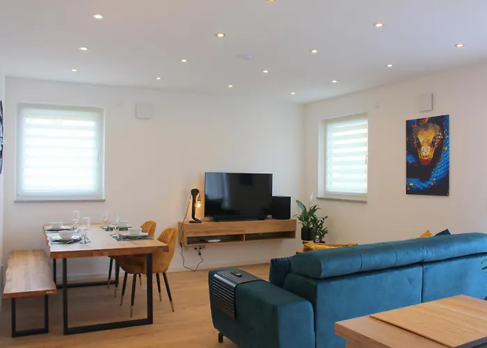 Grosses Mit Kueche, Dusche, Badewanne, Balkon, Parkplatz Vor Dem Haus, Ruhig Gelegen, Ada4 Daire