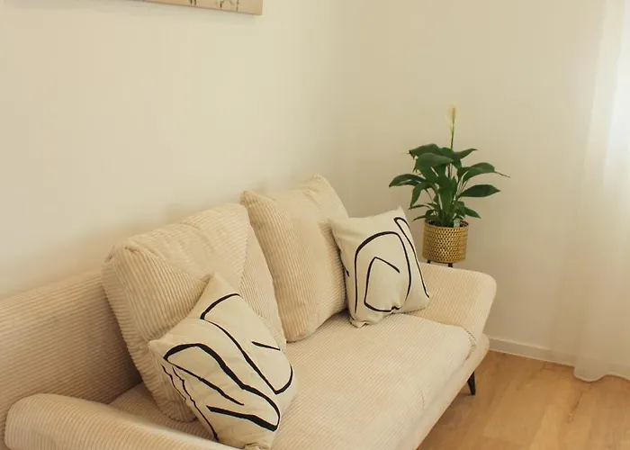 Grosses Mit Kueche, Dusche, Badewanne, Balkon, Parkplatz Vor Dem Haus, Ruhig Gelegen, Ada4 *